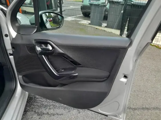 PEUGEOT 208 - voiture d'occasion - Photo 18