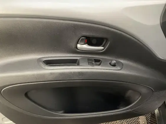 TOYOTA AYGO X - voiture d'occasion - Photo 19