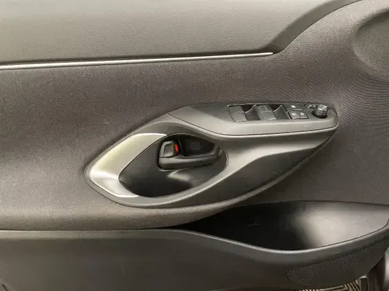 TOYOTA YARIS CROSS I - voiture d'occasion - Photo 19