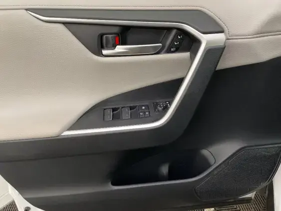 TOYOTA RAV4 V - voiture d'occasion - Photo 19