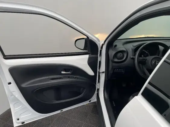TOYOTA AYGO X - voiture d'occasion - Photo 19
