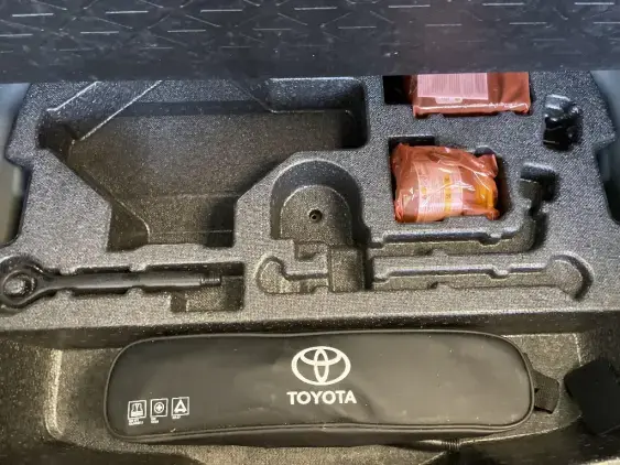 TOYOTA RAV4 V - voiture d'occasion - Photo 17