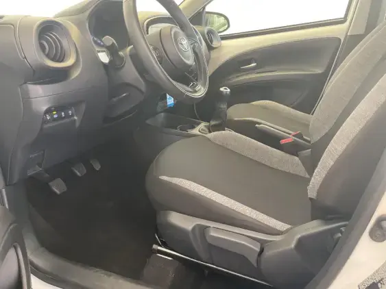 TOYOTA AYGO X - voiture d'occasion - Photo 19