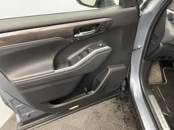 TOYOTA HIGHLANDER - voiture d'occasion - Photo 19