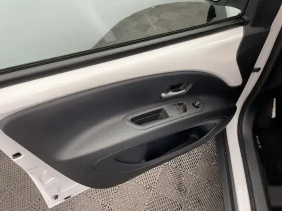 TOYOTA AYGO X - voiture d'occasion - Photo 19