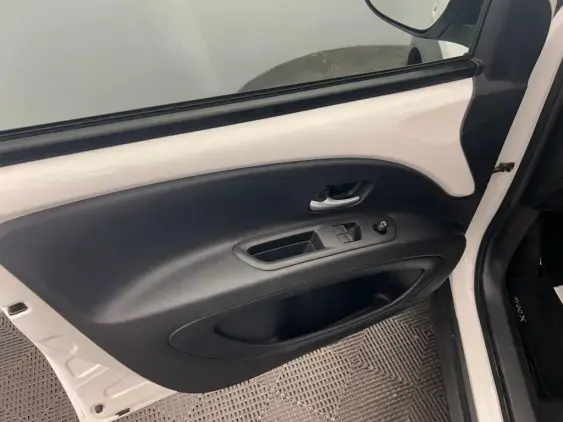 TOYOTA AYGO X - voiture d'occasion - Photo 19