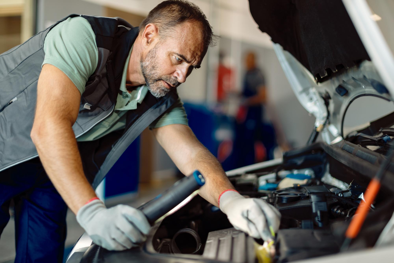 Technicien faisant la révision d'un véhicule